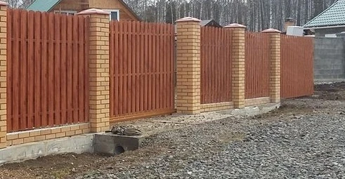 Забор шахматка из евроштакетника на кирпичных столбах для 10 соток