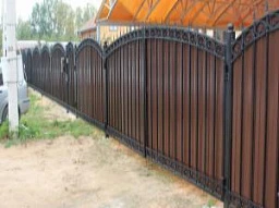 Забор из профнастила с ковкой